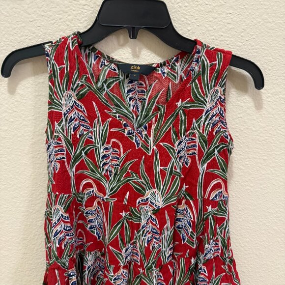 Leaf print V neck sleeveless top - Picture 2 of 3